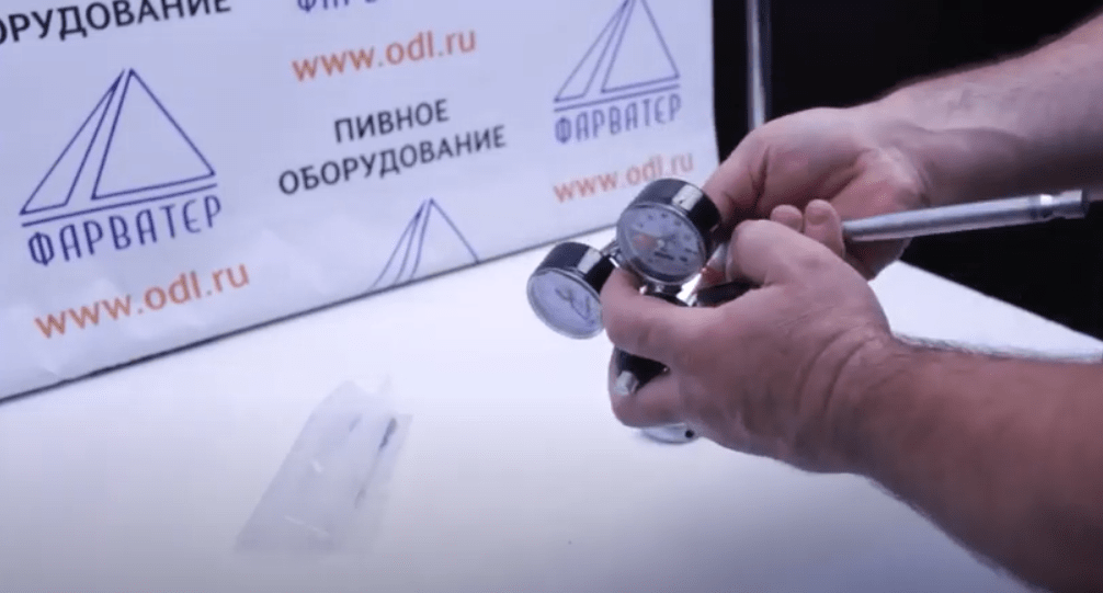 отворачивание винта торцевым ключом-min.png